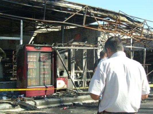 Incendiu violent în Mamaia: o femeie a murit carbonizată, şapte magazine au ars din cauza unor cabluri electrice defecte